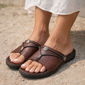 Minnetonka Brown Leather  slip on sandals Size 8 "Silverthorne"